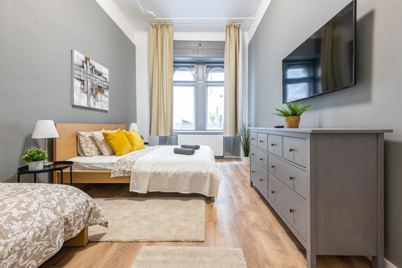 Deluxe Kazincy Apartment In The Heart Of Budapest Luaran gambar